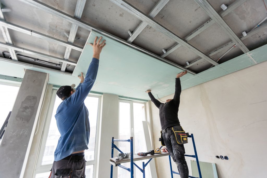Trabajadores instalando placas de pladur en techo interior
